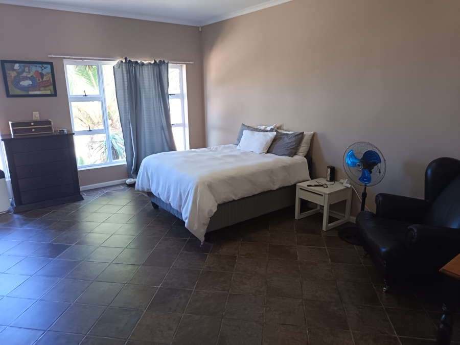 To Let 4 Bedroom Property for Rent in Hoogland Western Cape